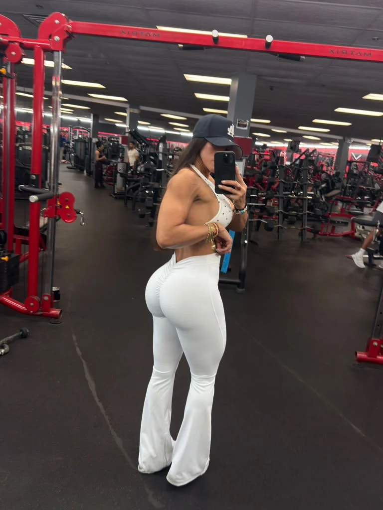 Keylimar Arguello de espaldas con conjunto blanco en el gimnasio